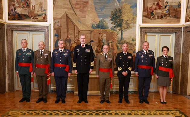Fotografía de grupo de Su Majestad el Rey junto a un grupo de generales de división y vicealmirantes